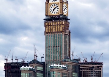 Liebherr Crane places the tip on the Royal Clock Tower in Mecca
